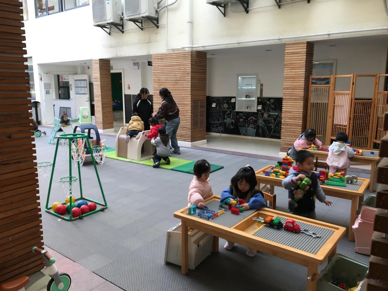 今年，号称托幼元年。无锡市滨湖区实验幼儿园率先行先试，率先开设托幼班。按幼儿特点