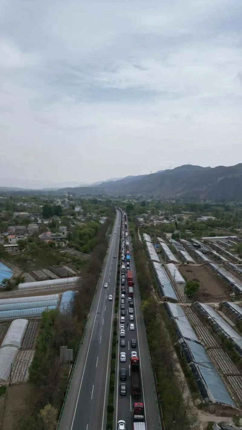 标题：小伙驾机返程，高空摄下高速堵车“壮观”景象！
图片配置建议
  • 主图：