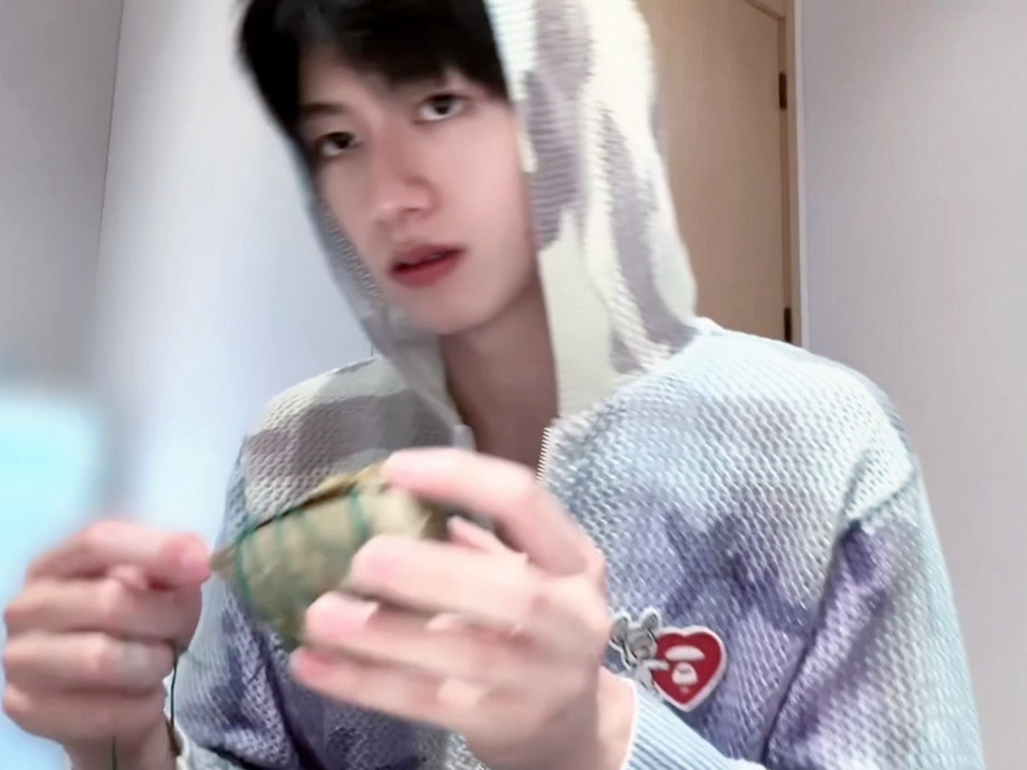 怎么能有人拆粽子这么漂亮……🥹🥹🥹 朱志鑫吃粽子放了一大勺白糖