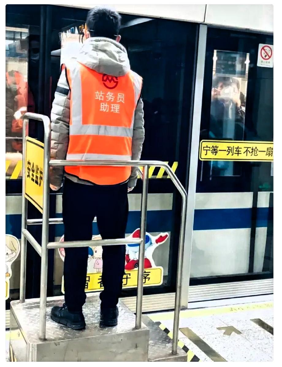 简直要疯了！
今天去找了两个工作，第一个是地铁安检员，招聘员说要交二百多考保安证