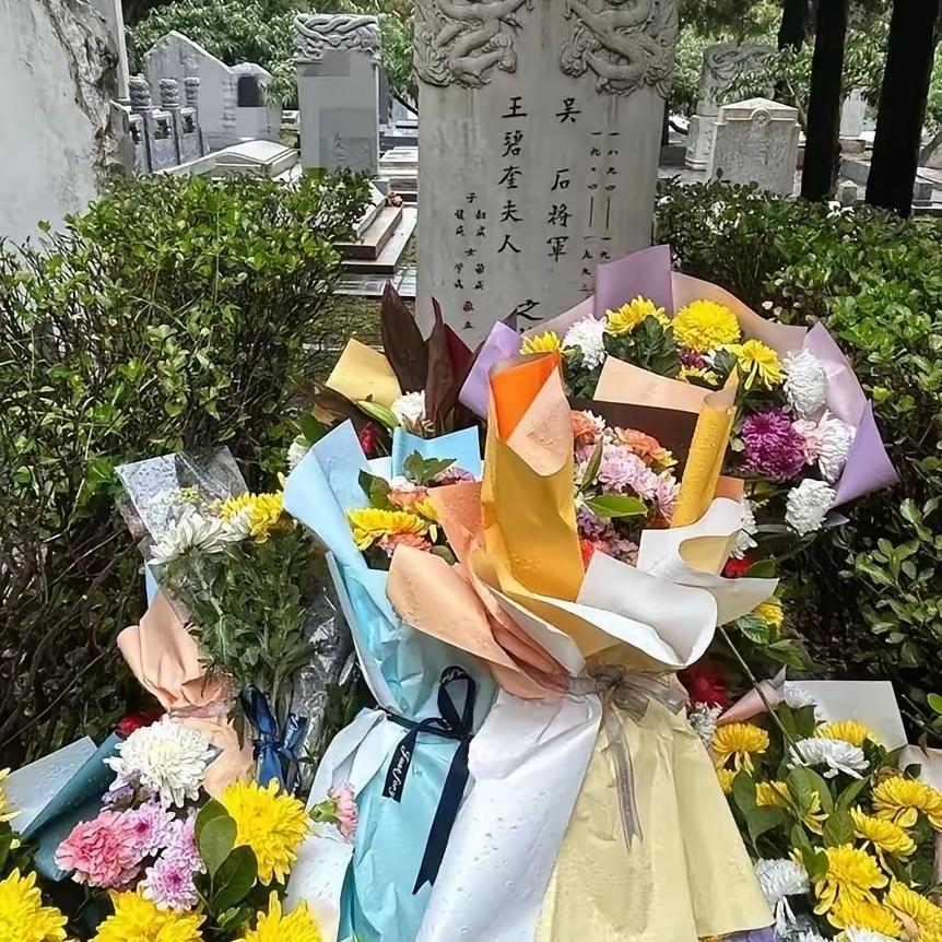 《沉默的荣耀》让吴石将军的故事被更多人知晓，他的墓前如今鲜花不断。
 
牺牲70