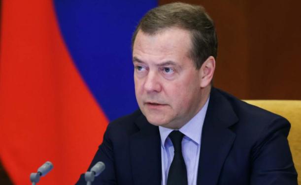 梅德韦杰夫太可怕了，他帮特朗普出了个“损招”，把欧洲吓得够呛，据RT的报道，梅德