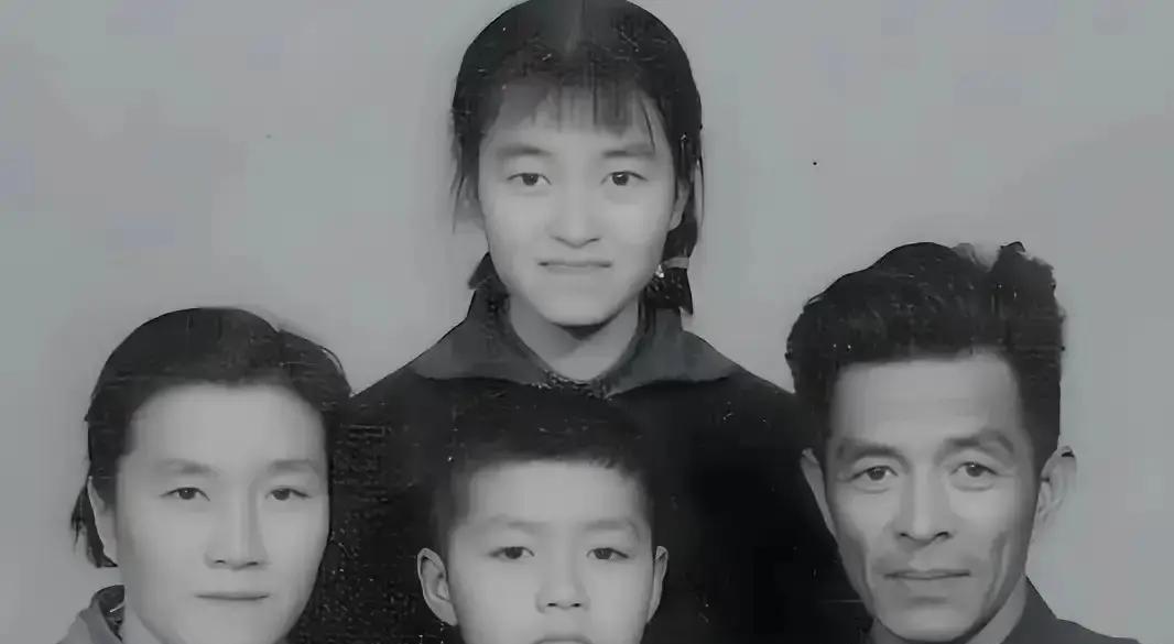 1995年12月的一个晚上，褚时健在时任云南省委副书记令狐安的家里，接到专案组打