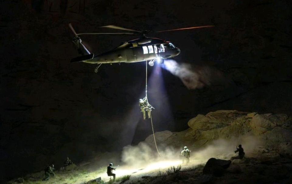 美国为什么花这么多代价去救一个飞行员？
从纯粹的商业和算术逻辑来看，
这显然是亏