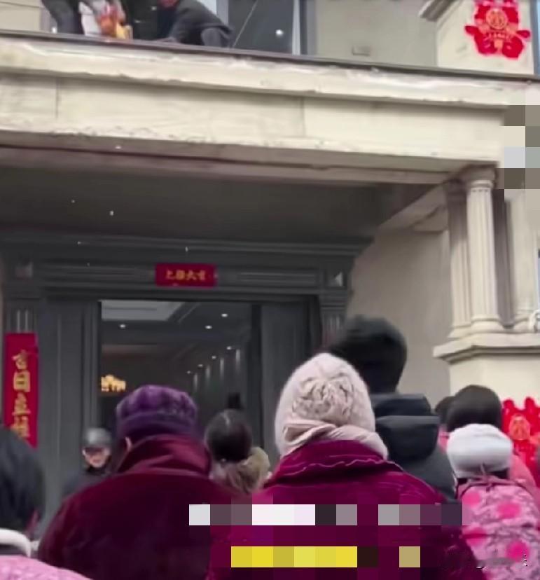 近日，安徽阜阳一新房上梁撒了十只活鸡，房主称，撒点不一样的，让大家抢着开心。
