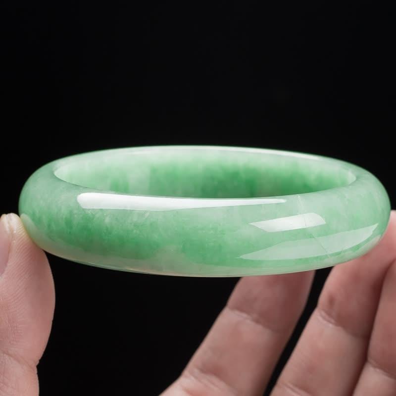 缅甸资源丰富，全球90%以上商品质翡翠来自缅甸，“帝王绿”为缅甸所独有；抹谷镇产