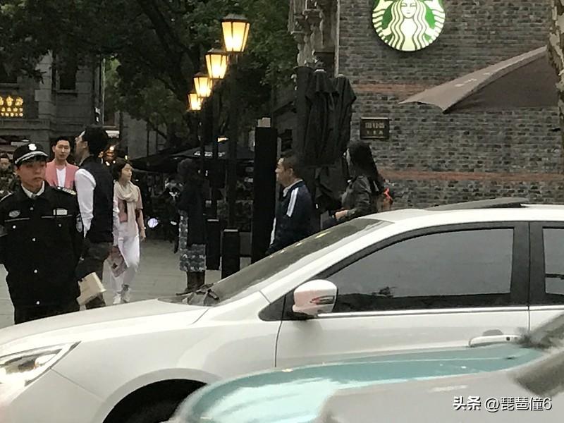 前阵子刷到高速上那起脑梗女子求助的新闻，下午两点二十的高温天，她连双闪都没力气开