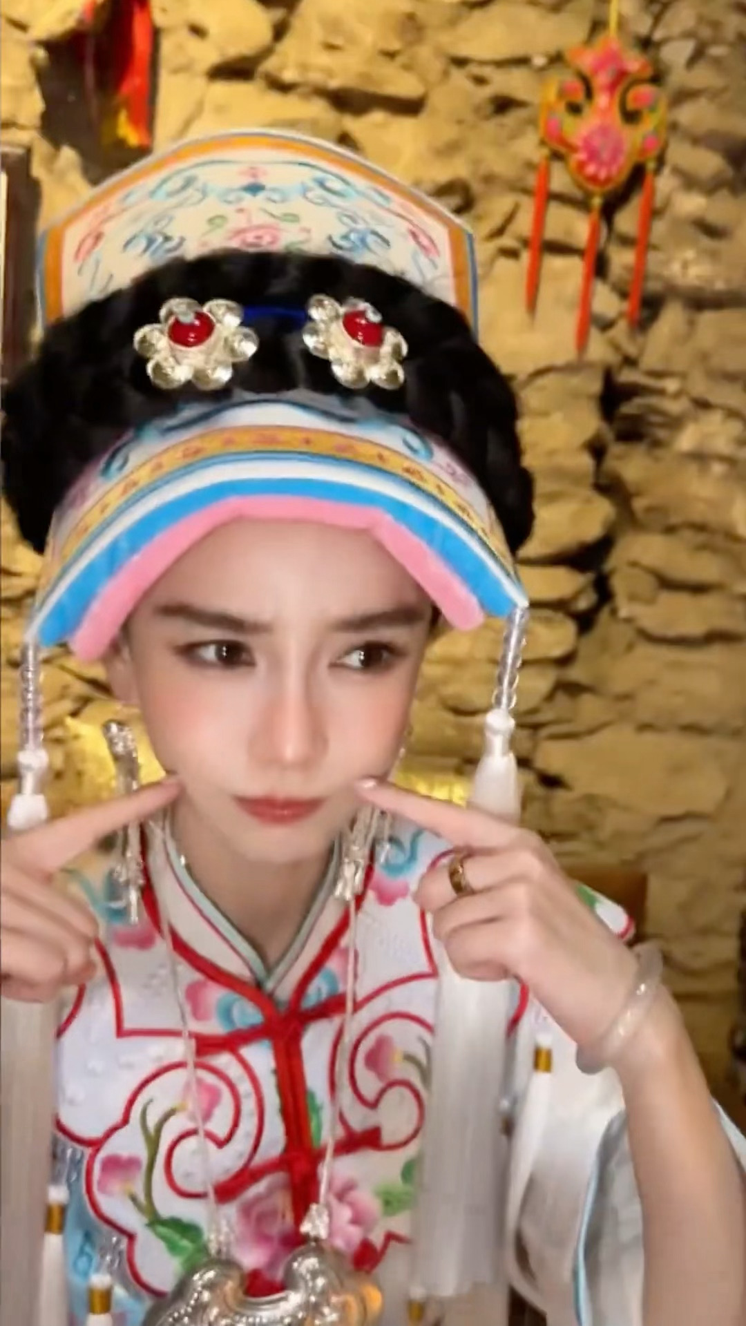 三平台🈺业的世萌一Angelababy🥰Angelababy拿玫瑰花自拍