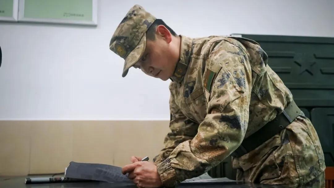 杜金明，2009年12月入伍，现为第73集团军某旅修理连火控技师兼班长，一级上士