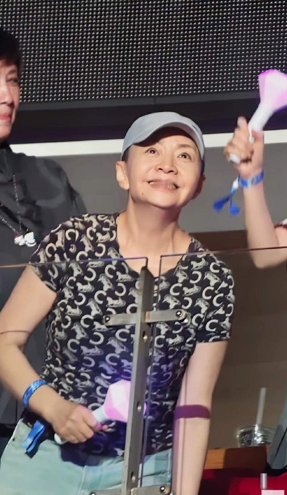 宋丹丹穿20年前家有儿女的衣服明星都这么节俭吗？ 宋丹丹出席那英北京演唱会，穿的