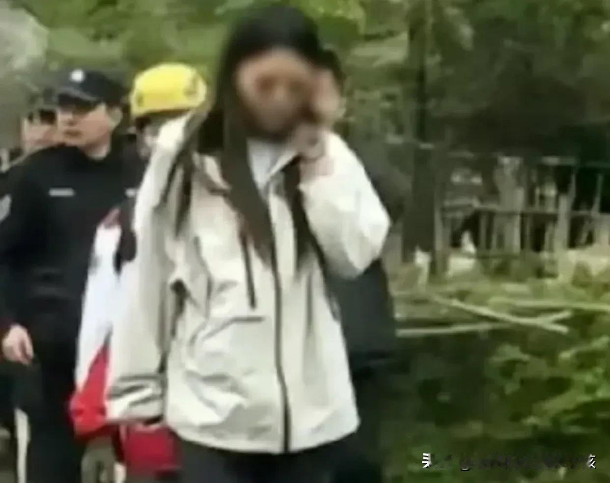 谁破坏了这个女人的好事？
一下子成了网红了。只是和一个男人再出登山而已，也就两天