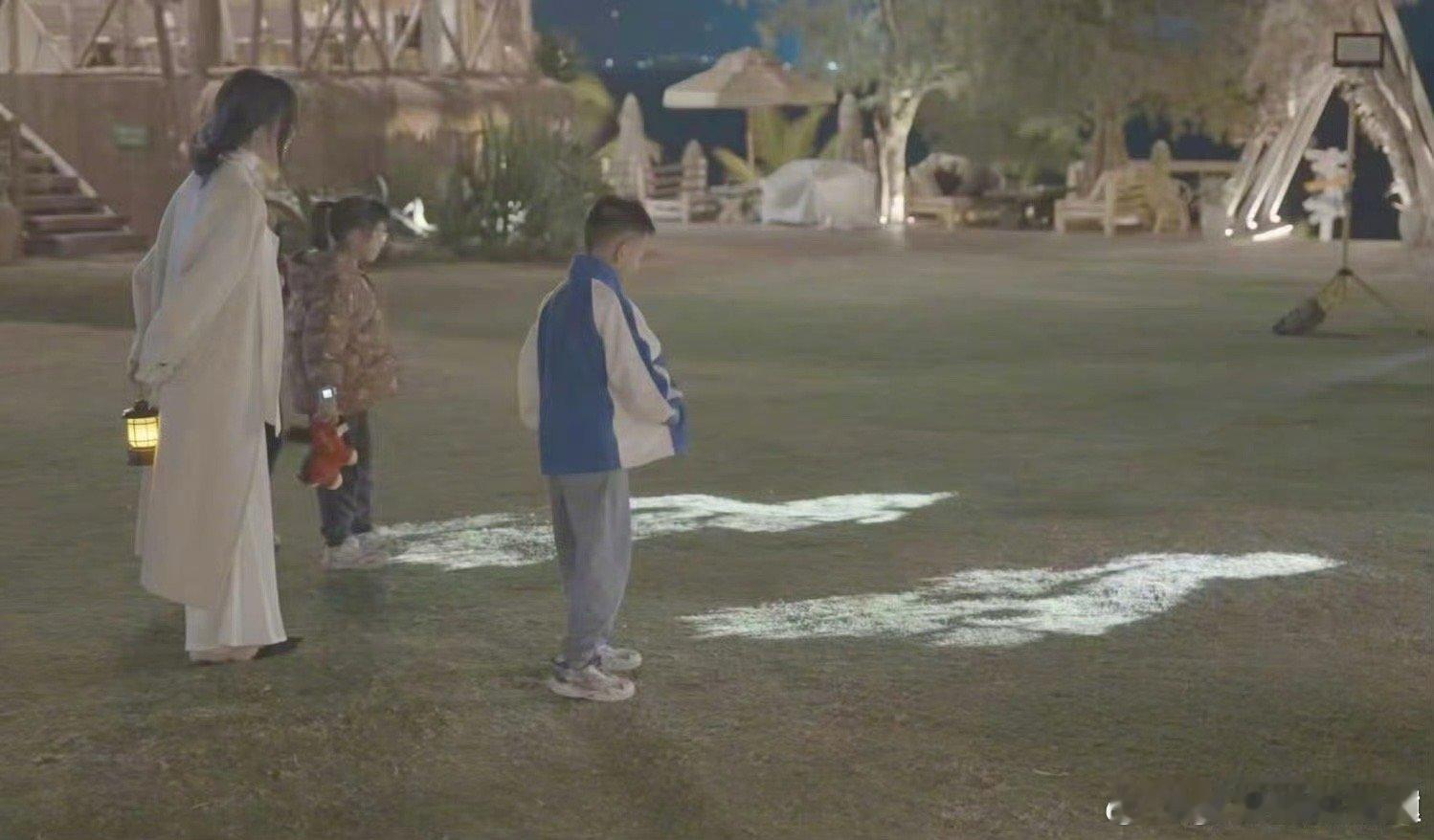 马年第一波可视化祝福来了 当车灯化作不灭的烟花，新春祝福便有了永恒的形状。广州街