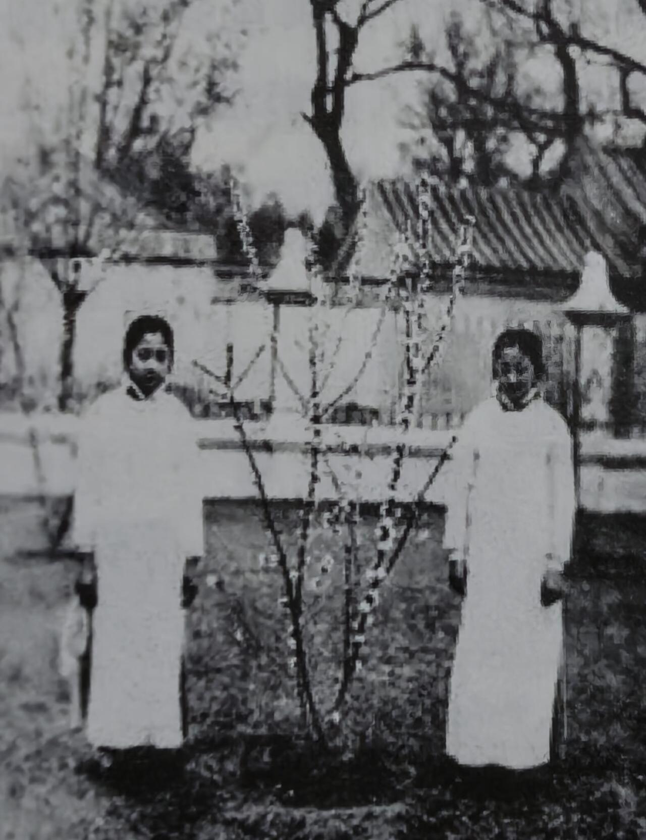 没想到后世总传势同水火的皇后婉容和淑妃文绣，刚进宫时居然还能结伴逛御花园？这张1
