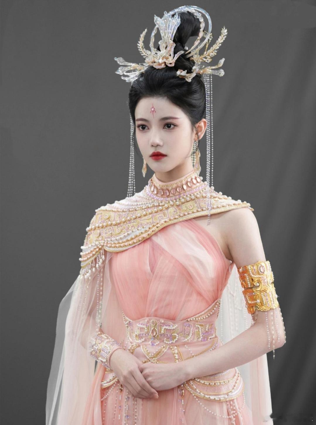 《千朵桃花一世开》女主孙珍妮的不同造型。 