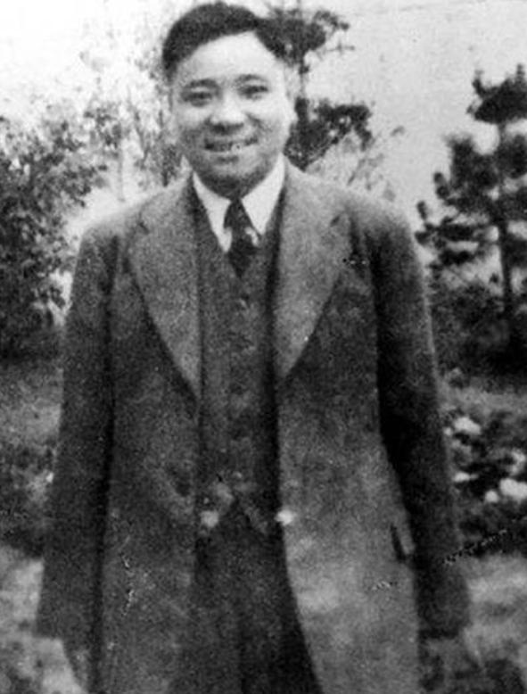 1939 年，五重间谍袁殊，被 76 号逮捕，李士群要他招供，谁知他一点不慌，反
