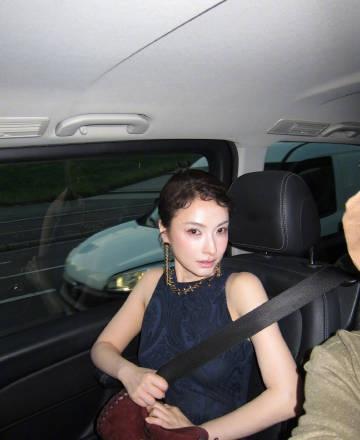 吴昕盘发好优雅啊，很多人都会害怕这样的造型，但是吴昕贴头皮也抗打吴昕贴头皮也抗打