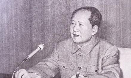 1893年，毛主席出生了，那时候国家到处受欺负，老百姓被压得抬不起头，中国开始改