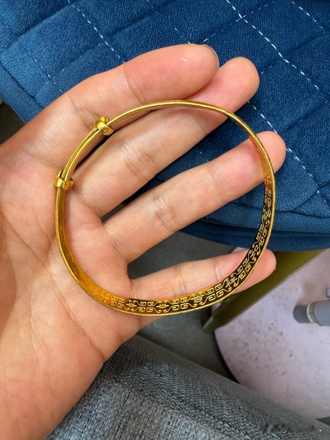 姑姐送给老人的金首饰
老人去世是要还给胡姐嘛？
还是说大家平分？

有人说送给老