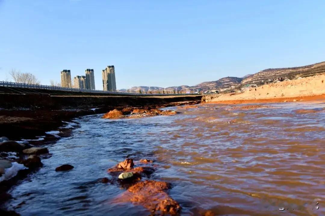 渭水丹霞，存在于河床。在渭水陇西段，上下落差大的地方，泥土被冲走，留下红色河床。