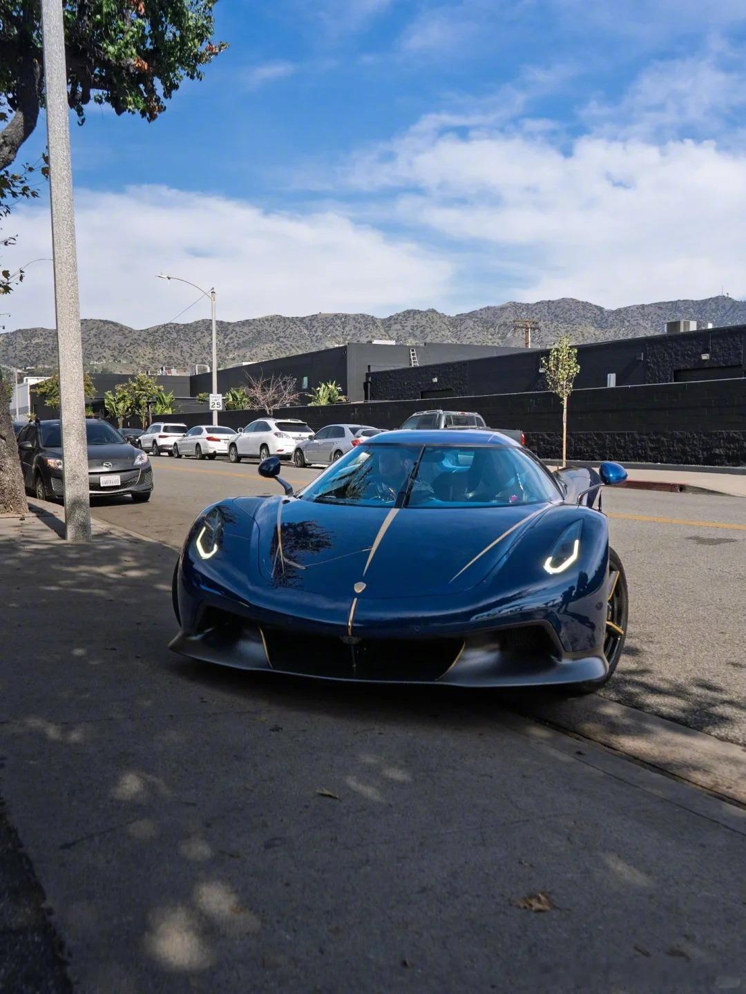 Koenigsegg Jesko Absolut蓝金，好漂亮 