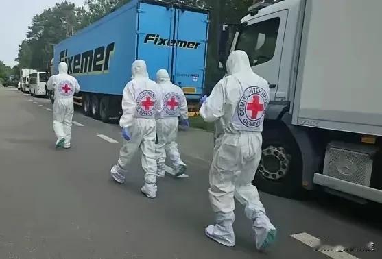 泽连斯基迫于国际上的压力，很无奈的接受与俄罗斯达成的交换阵亡士兵遗体。首批运往交