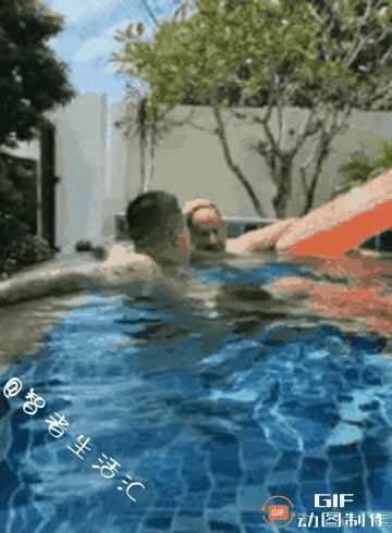 惊吓能使肾上腺素飙升，肌肉瞬间爆发出洪荒之力，嗖一下就窜出泳池了！