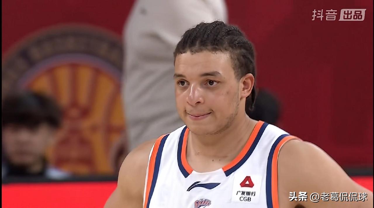 上海久事超级外援洛夫顿真是毫无存在感！在今天上海久事客场以100：96力克山西汾