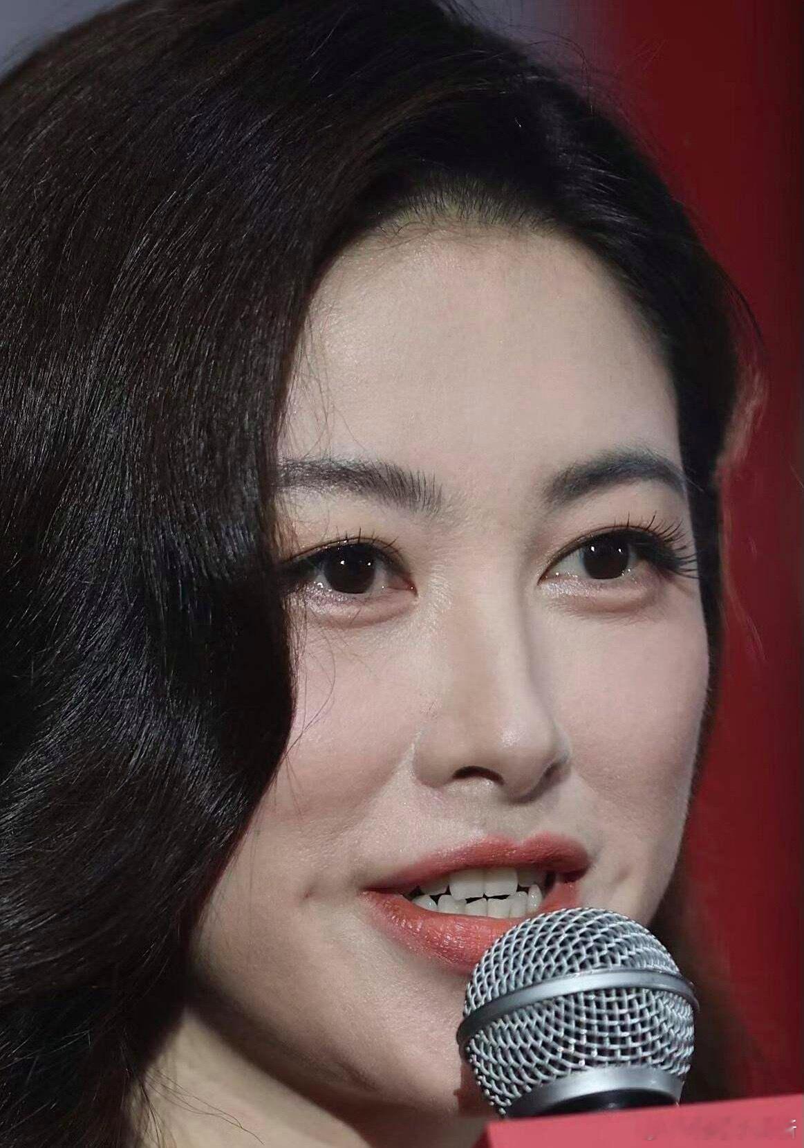 朱珠，高清相机下，四十岁居然只有眼纹，她真的好美呀 ​​​