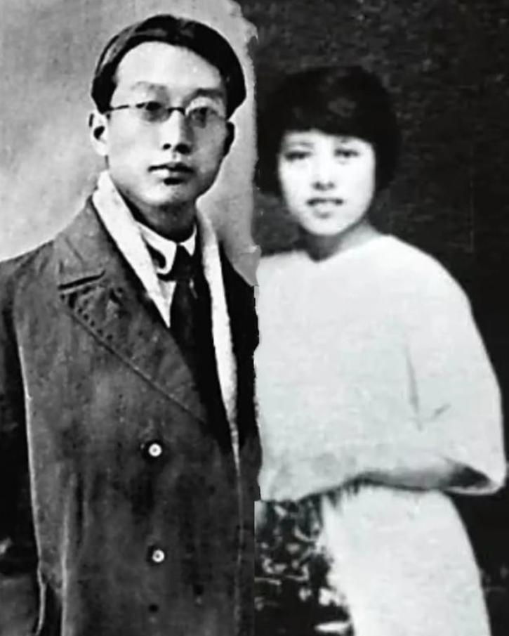 1923年，19岁的丁玲爱上了老师瞿秋白。不料，瞿秋白却娶了她的闺蜜王剑虹。54