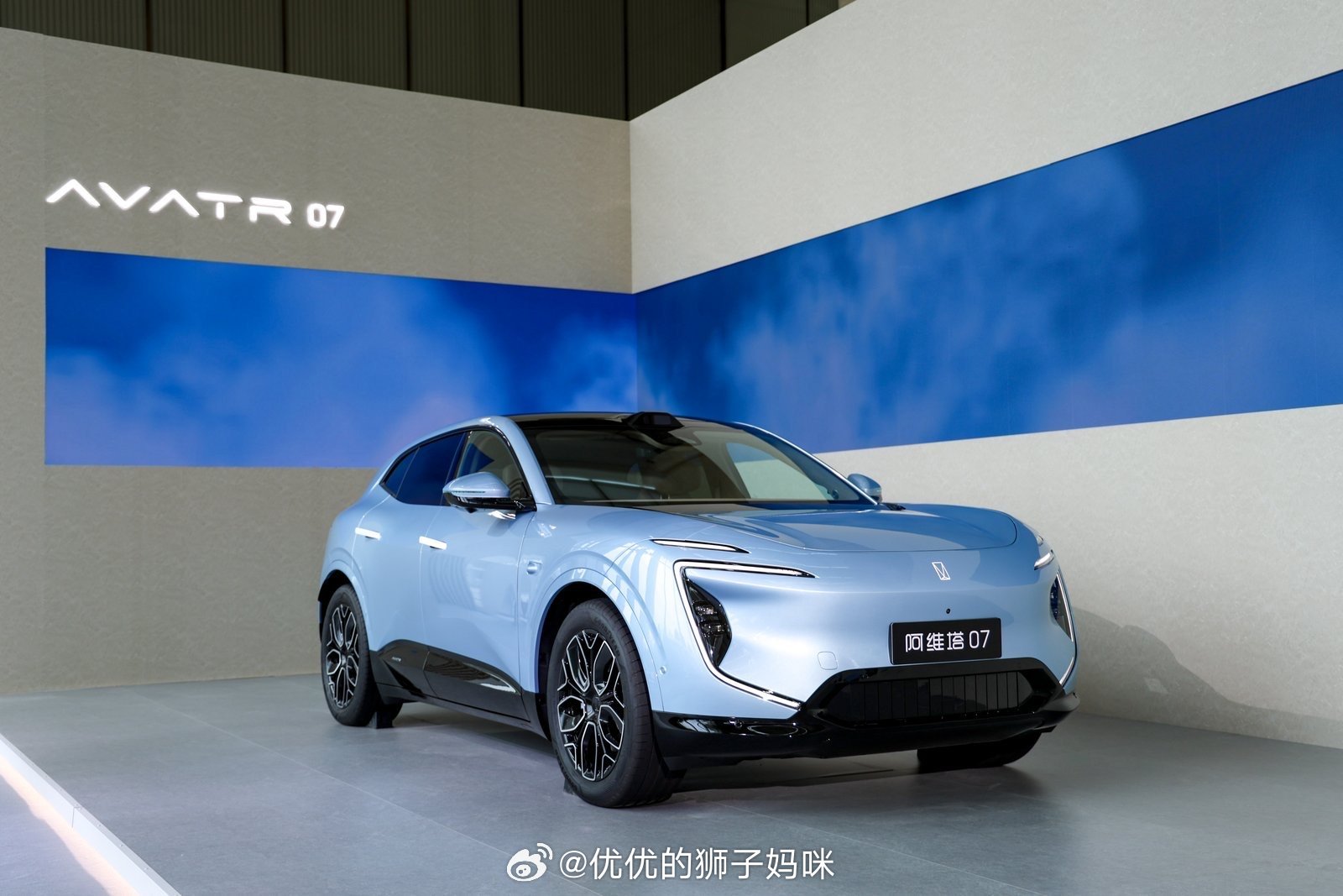 诺奖得主斥资百万购买中国车 诺奖得主康斯坦丁教授在新加坡喜提阿维塔 07。从早前