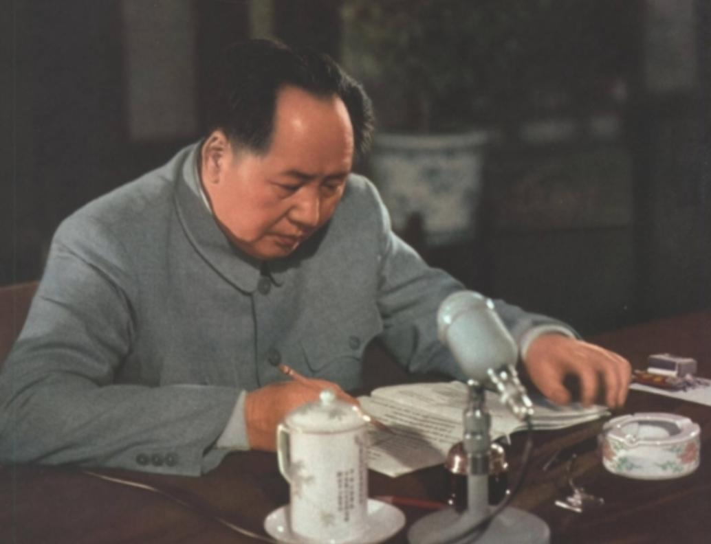 1954年，他改宪法改到天亮，烟灰缸满了，稿子上全是红笔印，旁边的人去送茶，看见