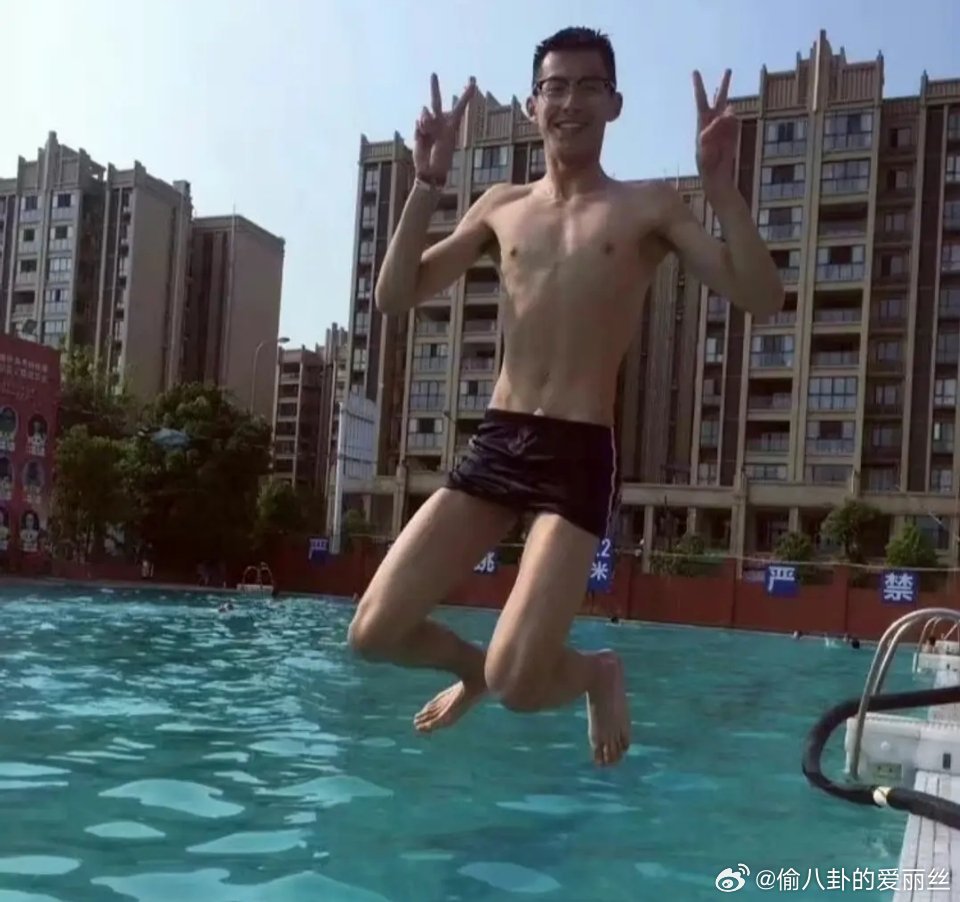 他不是被柴智屏发掘的吗PS：这张图看来，两厘米的传说不无道理啊 