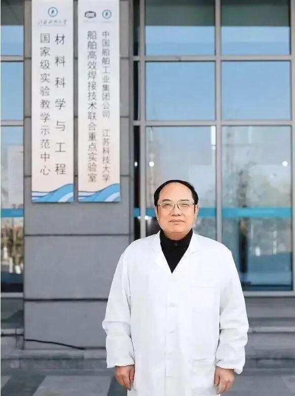 一个高中学历的骗子，居然能混成大学教授、博导，还当上了首席科学家。这剧情，连编剧