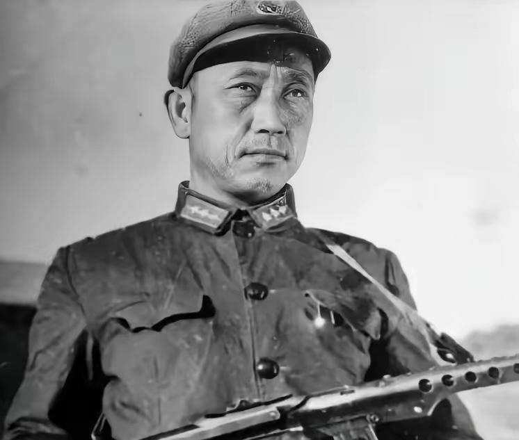 1943年秋，22岁的游击队长赵铁山被叛徒出卖，让鬼子堵在地道里。五花大绑押到村