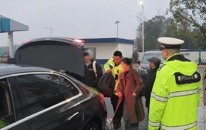 2月16日17时许， 资阳大队民警巡逻至长常北线（东往西）资阳服务区时发现一小车