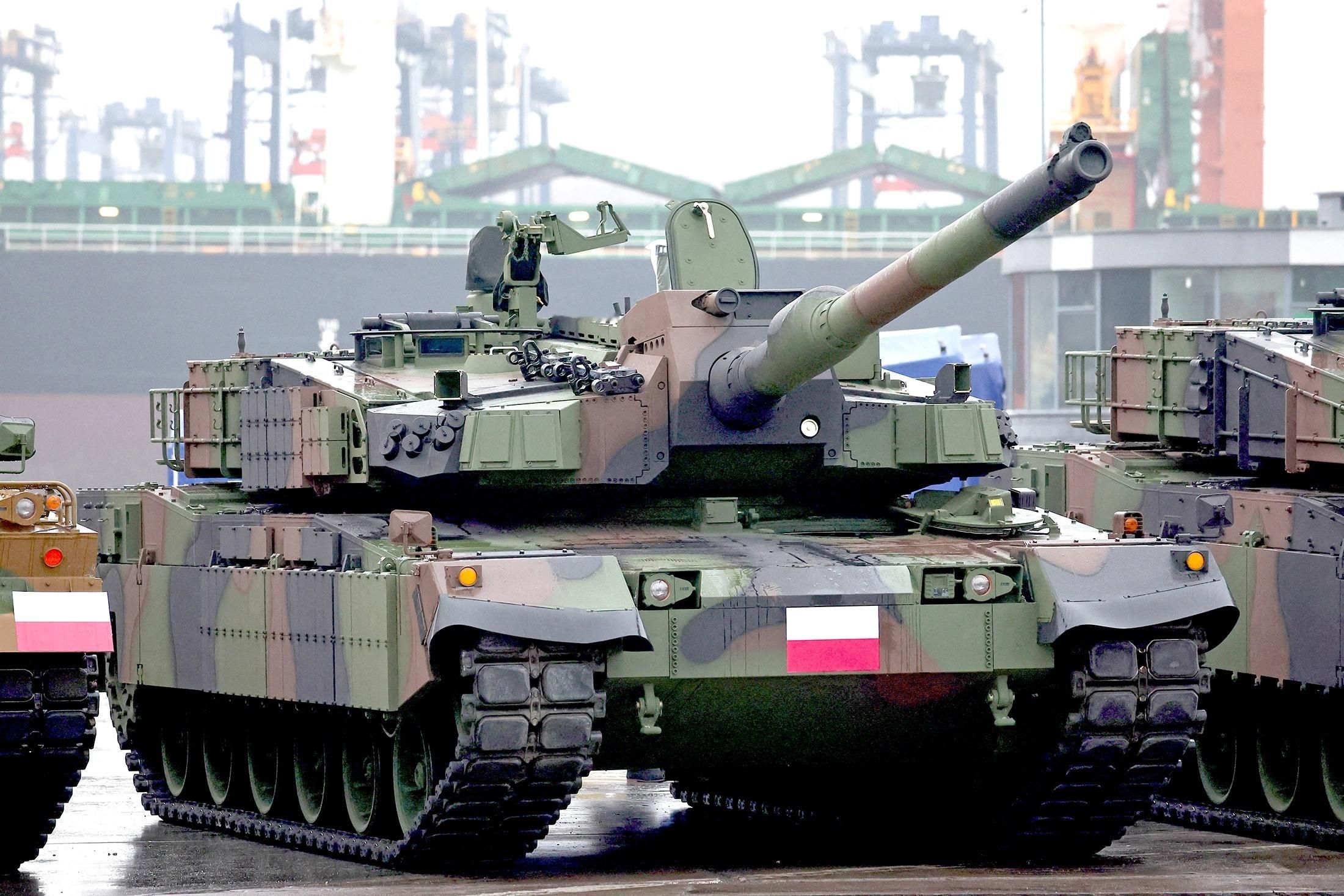 飞扬军事[超话]3月10日，波兰陆军接受最新一批10辆K2“黑豹”主战坦克 ​​