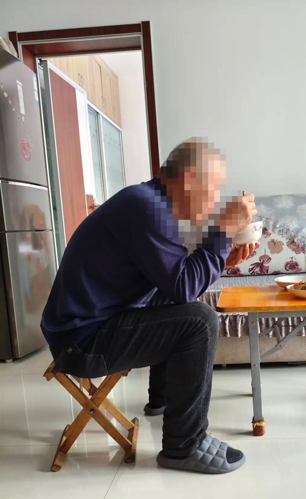 回老家看我爸，他一个人坐在小马扎上端着碗对着茶几吃饭，菜就一碟。冰箱里只有半颗白