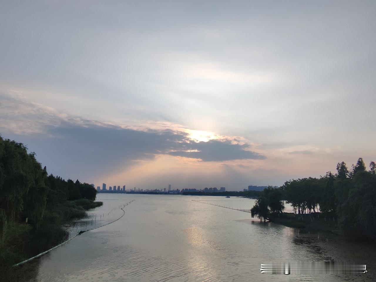 湖州西山漾
越来越好了
绿化种植的非常好
水质治理的也不错嘛湖州绿化 绿漾街景 