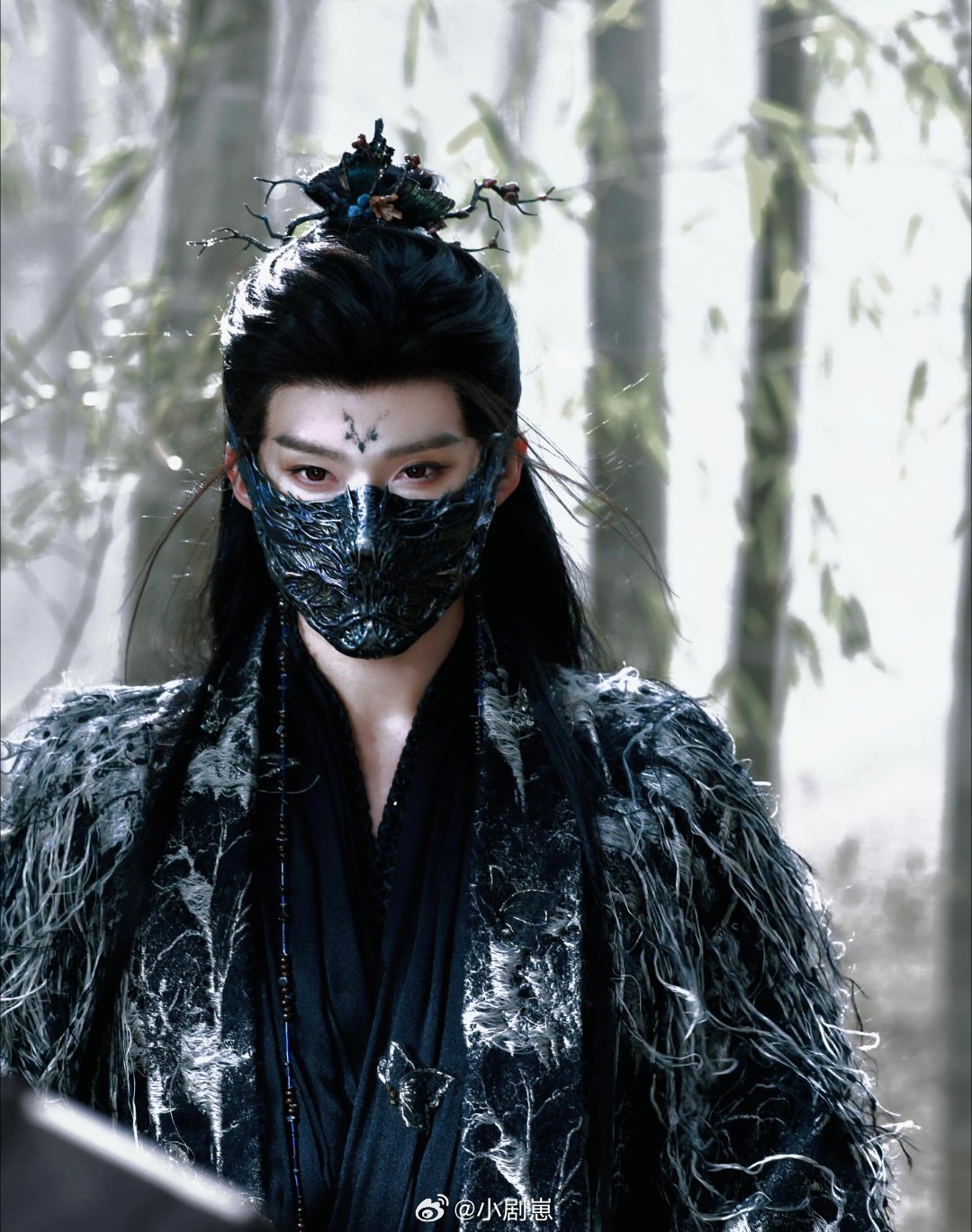 闫桉月鳞绮纪打戏闫桉月鳞绮纪出场月鳞绮纪 被闫桉的月鳞绮纪狠狠圈粉，造型仙气十足