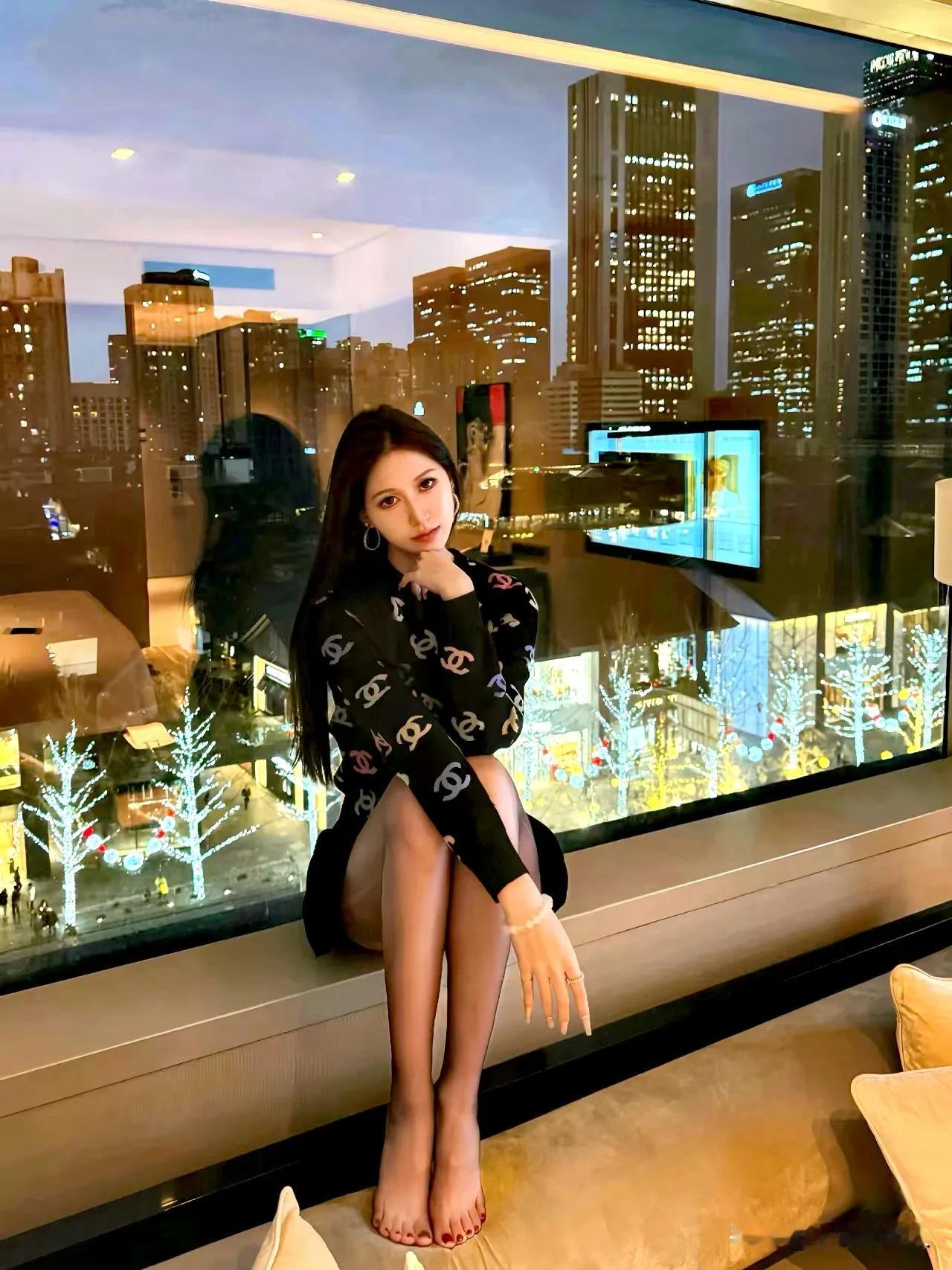 倚窗凝望夜，清辉照人衣。