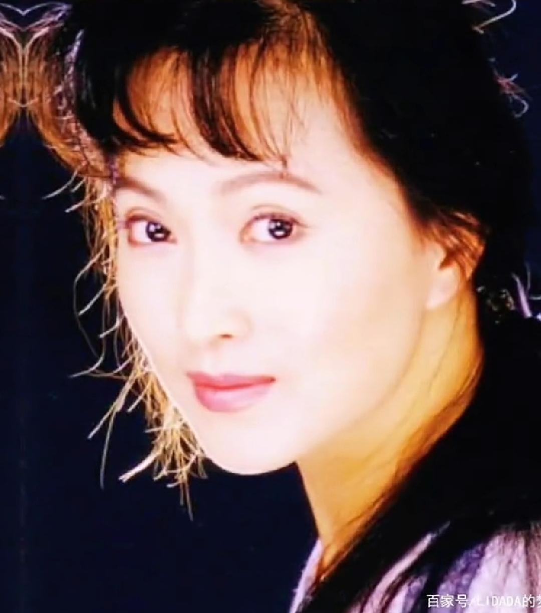 李勇勇，在影视圈宛如一颗低调却璀璨的明珠，散发着独特的魅力。
她的美，是那种温婉
