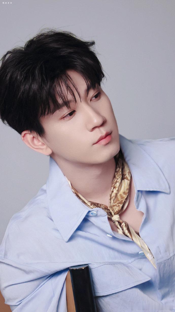 王子奇给章宇送花篮期待王子奇自己的话剧表现，也羡慕他和章宇这样真诚的友谊王子奇给