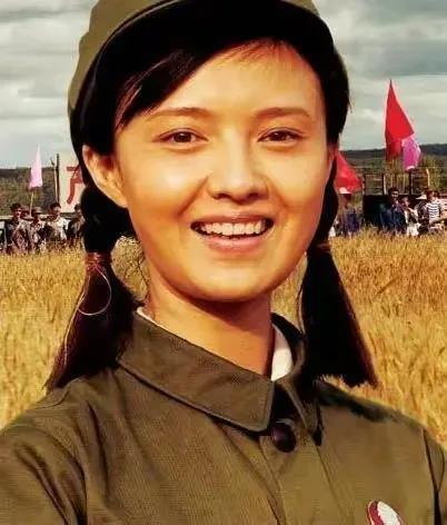 1969年，偏远公社出了件天大的事——手握实权的副主任，被17岁女知青张梅香一张