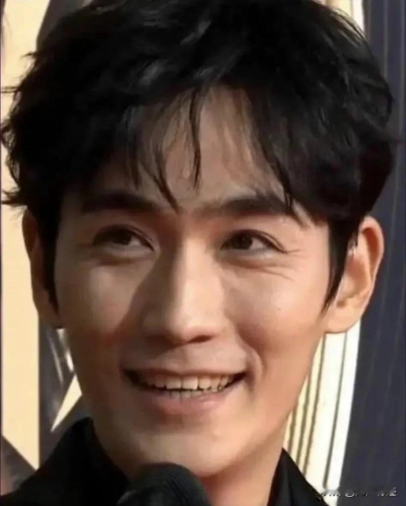 难道他们的天价护眼霜也不管用吗？这皱纹一根根的，那么显眼，是怎么回事？
这让他们