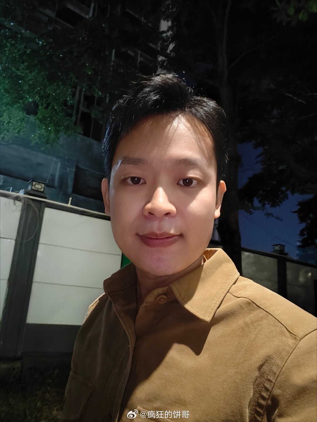 怎么感觉深圳今天有点热啊？下午给我热的把里面棉短袖都脱了....... 