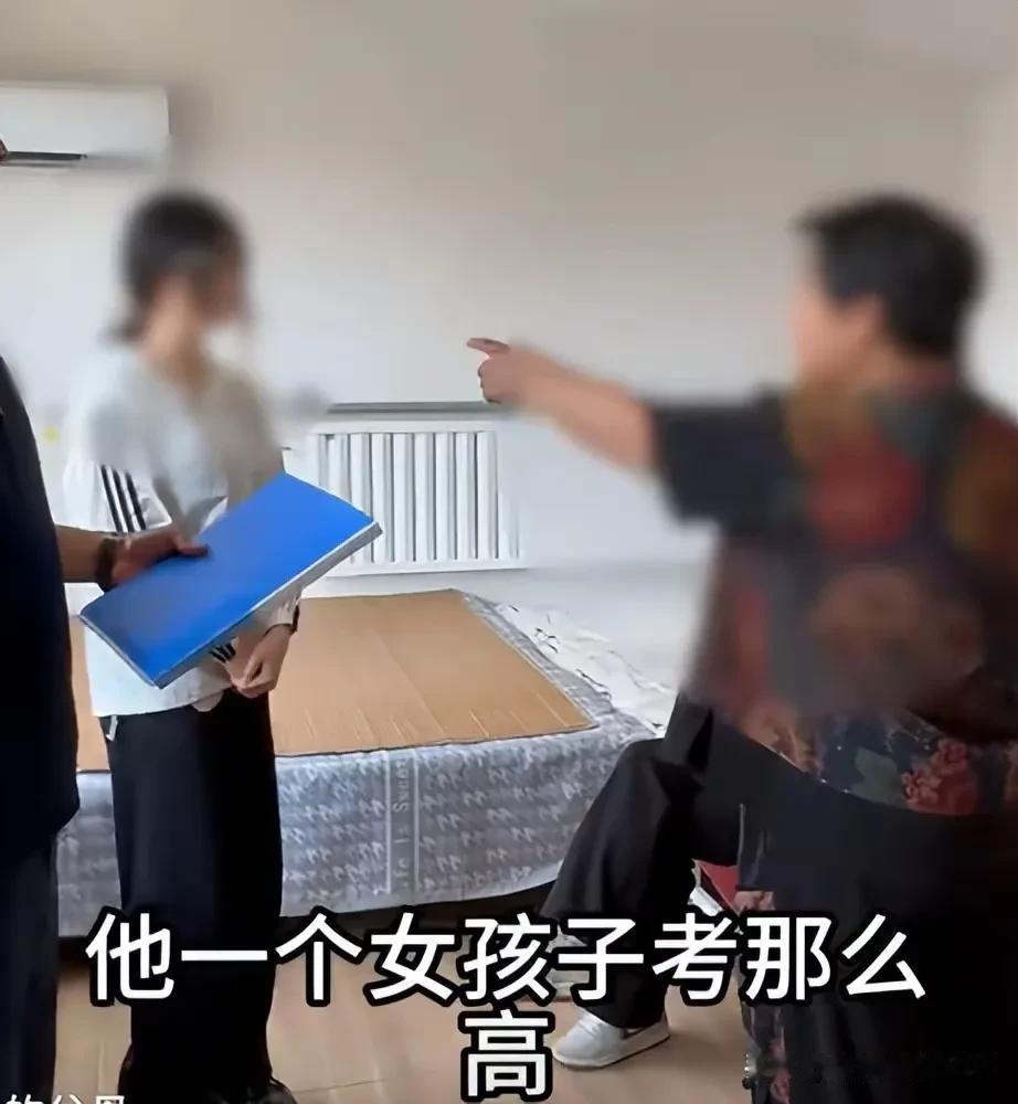 女生高考645分，却因家中重男轻女无法上大学，弟弟仅考200分，家人却坚持供弟弟