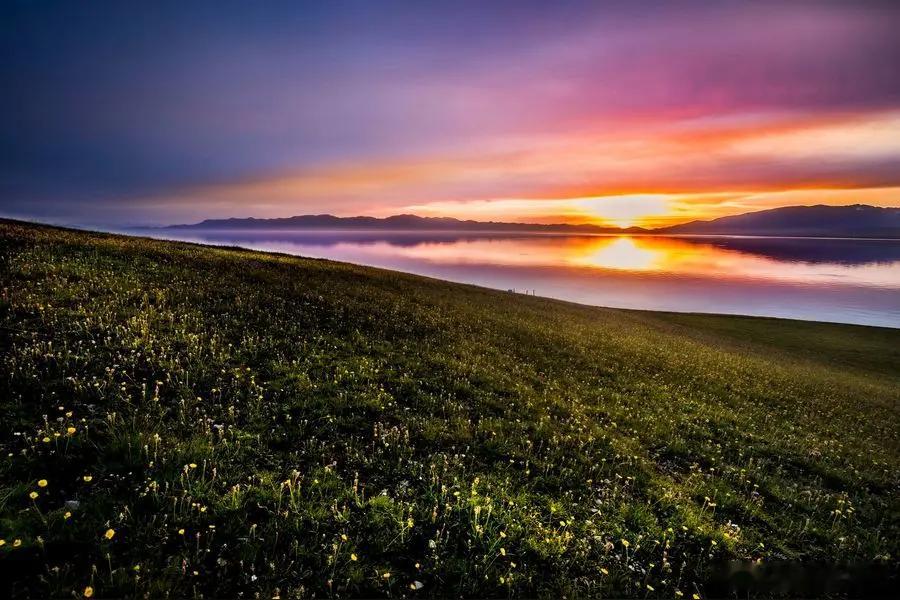 五月的赛里木湖是瞬息万变的青五月青色的赛里木湖风景如画暮色漫上来时，湖的青里掺了