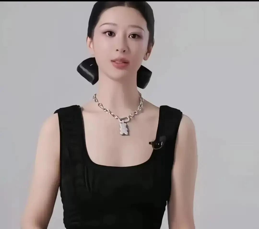 不管什么时候看到这个视频，每个人都会背后发凉吧。
这视频的画面地点是在柬埔寨木牌