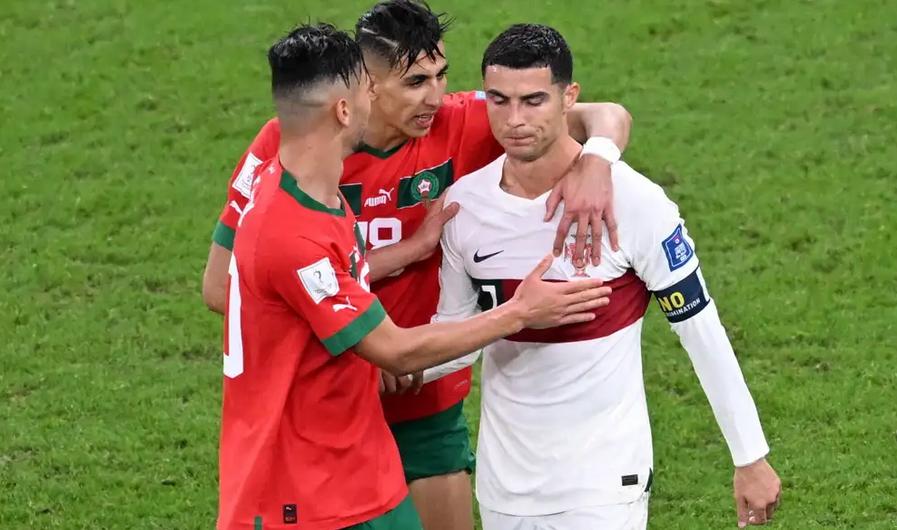 2022年卡塔尔世界杯1/4决赛终场哨响那一刻，C罗掩面跪地，泪水止不住地往下流