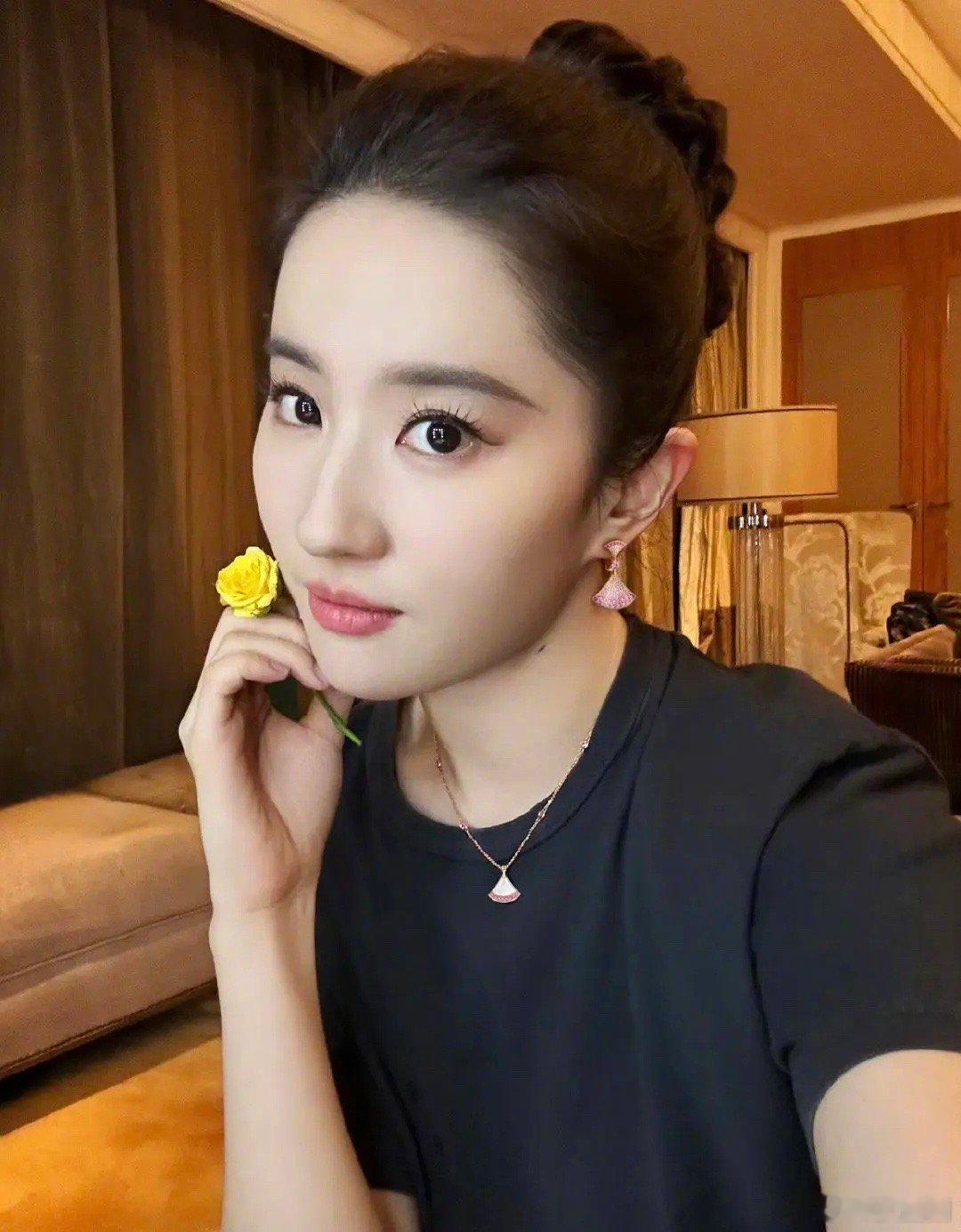 刘亦菲、文淇、赵露思同品牌推广大片🈶️～ ​​​
